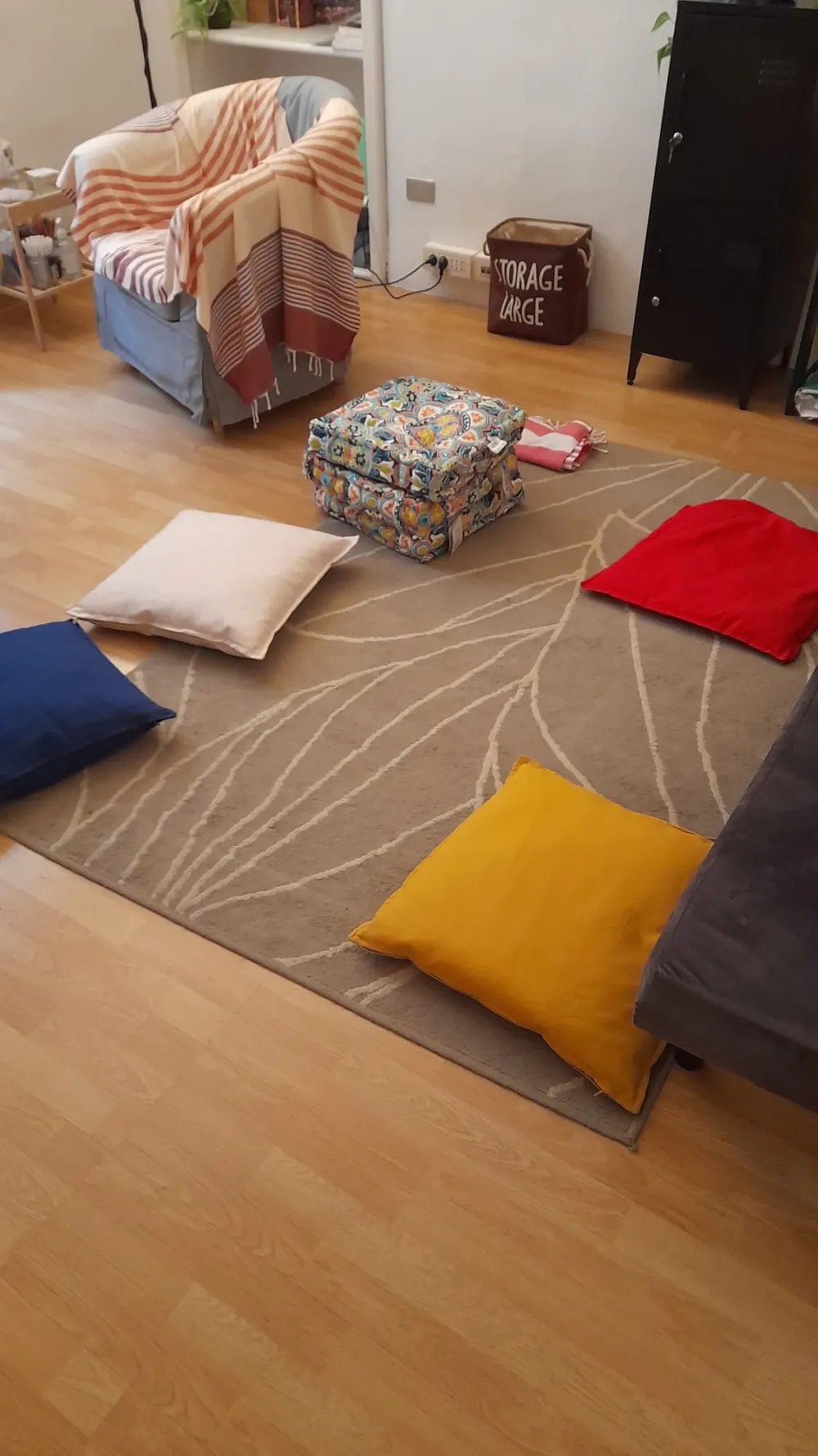 Lo studio di Erika Agresti a Imola, con tappeto e cuscini colorati